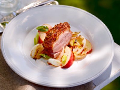 Entenbrust mit Limetten - Pfeffer Rub und Honigzwiebel - Pfirsichsalat